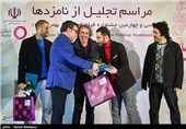 تقدیر از نوید محمد‌زاده بازیگر فیلم ابد و یک روز نامزد دریافت سیمرغ بلورین بهترین بازیگر نقش مکمل مرد سی‌وچهارمین جشنواره فیلم فجر
