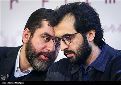 بهروز شعیبی کارگردان و سیدمحمود رضوی تهیه‌کننده در نشست خبری فیلم سیانور - سی و چهارمین جشنواره فیلم فجر
