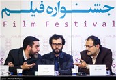 حمیدرضا مدقق مدیر جلسه، بهروز شعیبی کارگردان و سیدمحمود رضوی تهیه‌کننده در نشست خبری فیلم سیانور - سی و چهارمین جشنواره فیلم فجر