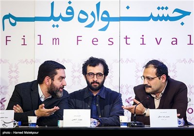 حمیدرضا مدقق مدیر جلسه، بهروز شعیبی کارگردان و سیدمحمود رضوی تهیه‌کننده در نشست خبری فیلم سیانور - سی و چهارمین جشنواره فیلم فجر