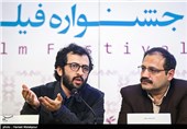 حمیدرضا مدقق مدیر جلسه و بهروز شعیبی کارگردان در نشست خبری فیلم سیانور - سی و چهارمین جشنواره فیلم فجر