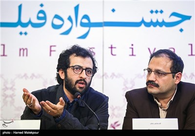 حمیدرضا مدقق مدیر جلسه و بهروز شعیبی کارگردان در نشست خبری فیلم سیانور - سی و چهارمین جشنواره فیلم فجر