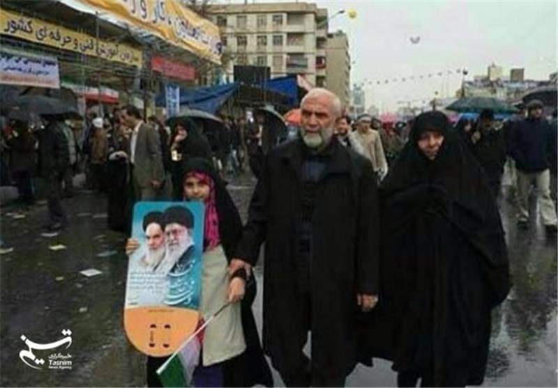 عکس کمتر دیده شده از شهید سردار همدانی در راهپیمایی 22 بهمن
