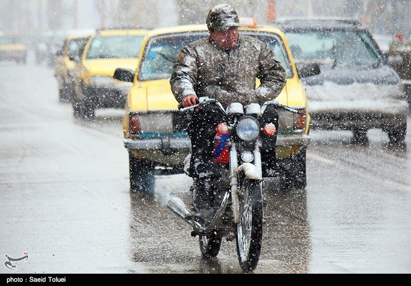 بارش برف و‌کولاک در برخی مناطق استان قزوین آغاز شد