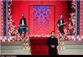 اجرای موسیقی توسط محمد معتمدی در مراسم اختتامیه سی و چهارمین جشنواره فیلم فجر