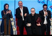 اهدای جایزه ویژه هیئت داوران بخش نگاه نو سی و چهارمین جشنواره فیلم فجر به محمدحسین مهدویان کارگردان فیلم ایستاده در غبار