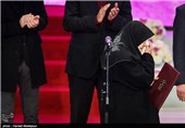تقدیر از مادر مرحوم ایرج کریمی کارگردان فیلم نیم‌رخ‌ها در مراسم اختتامیه سی و چهارمین جشنواره فیلم فجر