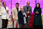 اهدای سیمرغ بلورین بهترین تدوین سی و چهارمین جشنواره فیلم فجر به بهرام دهقانی برای فیلم ابد و یک روز