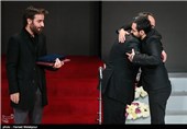 اهدای تندیس بهترین کارگردانی بخش هنر و تجربه سی و چهارمین جشنواره فیلم فجر به سروش محمدزاده برای فیلم چهارشنبه
