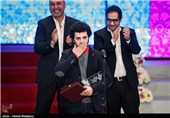 اهدای سیمرغ بلورین بهترین کارگردانی بخش نگاه نو سی و چهارمین جشنواره فیلم فجر به سعید روستایی برای فیلم ابد و یک روز