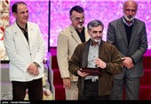 اهدای سیمرغ بلورین بهترین طراحی صحنه و لباس سی و چهارمین جشنواره فیلم فجر به محمدرضا شجاعی برای فیلم ایستاده در غبار
