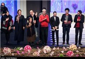 عوامل فیلم ابد و یک روز در پایان مراسم اختتامیه سی و چهارمین جشنواره فیلم فجر