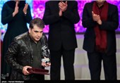 اهدای سیمرغ بلورین بهترین جلوه‌های ویژه میدانی سی و چهارمین جشنواره فیلم فجر به ایمان کرمیان برای فیلم ایستاده در غبار