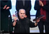 اهدای سیمرغ بلورین بهترین بازیگر نقش اول مرد سی و چهارمین جشنواره فیلم فجر به پرویز پرستویی برای فیلم بادیگارد