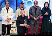 اهدای سیمرغ بلورین بهترین بازیگر نقش اول مرد سی و چهارمین جشنواره فیلم فجر به پرویز پرستویی برای فیلم بادیگارد