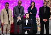 اهدای سیمرغ بلورین بهترین بازیگر نقش مکمل مرد سی و چهارمین جشنواره فیلم فجر به نوید محمدزاده برای فیلم ابد و یک روز