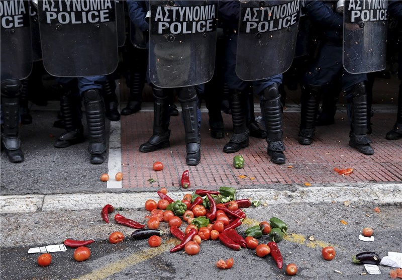 درگیری کشاورزان معترض یونان و نیروهای پلیس+عکس و فیلم