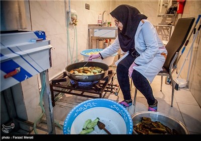 مطبخ عمه زی محل کار زینب عزیزی در ساعات غیر از پرستاری از برادرش