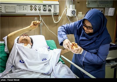 زینب عزیزی پرستار بازنشسته ای است که بیش از هشت سال است که شخصا از برادرش احمد عزیزی شاعر انقلاب که به علت کاهش سطح هوشیاری ناشی از تشنج مغزی بستری است , پرستاری می کند.
