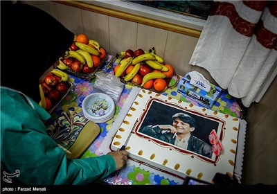 زینب عزیزی درحال آماده کردن کیک تولد برادرش