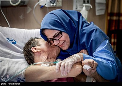 زینب عزیزی پرستار بازنشسته ای است که بیش از هشت سال است که شخصا از برادرش احمد عزیزی شاعر انقلاب که به علت کاهش سطح هوشیاری ناشی از تشنج مغزی بستری است , پرستاری می کند.