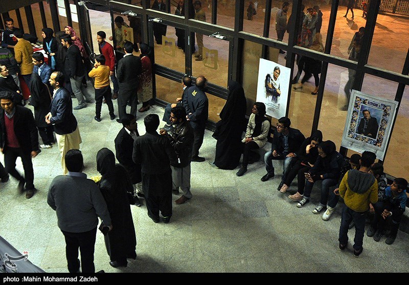 نوسان فروش بلیط و صف‌های بلند برای تماشای فیلم در اصفهان