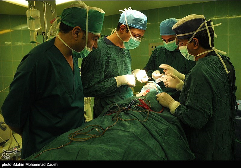 إجراء أول عملیة جراحیة ناجحة لشاب عراقی فی مستشفى الرازی فی بیرجند