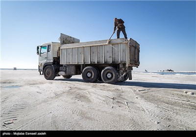 برداشت مکانیزه نمک از دریاچه ارومیه