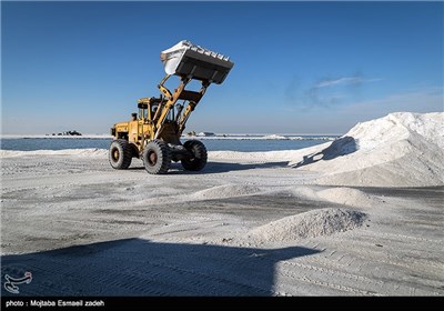 برداشت مکانیزه نمک از دریاچه ارومیه