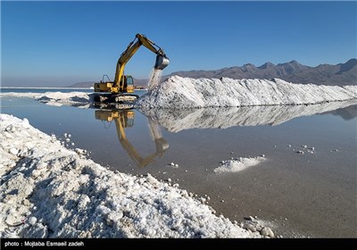 برداشت مکانیزه نمک از دریاچه ارومیه