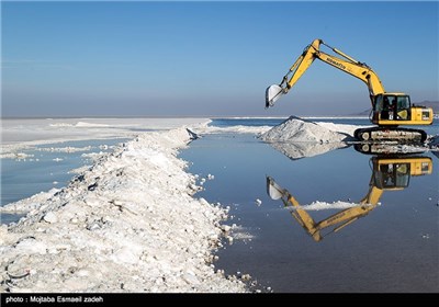 برداشت مکانیزه نمک از دریاچه ارومیه