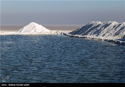 برداشت مکانیزه نمک از دریاچه ارومیه