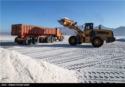 برداشت مکانیزه نمک از دریاچه ارومیه