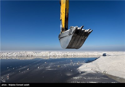 برداشت مکانیزه نمک از دریاچه ارومیه