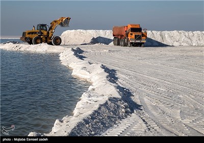 برداشت مکانیزه نمک از دریاچه ارومیه