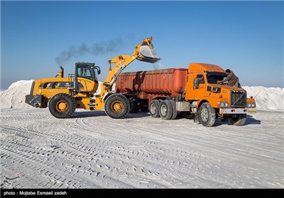 برداشت مکانیزه نمک از دریاچه ارومیه