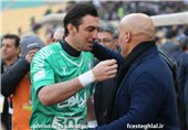 تشویق منصوریان در ورزشگاه تختی و خوشحالی هواداران