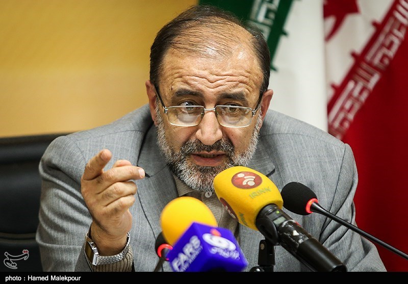 درخواست نماینده تهران از هیئت رئیسه برای مقابله با قانون‌شکنی خودروهای مجلس