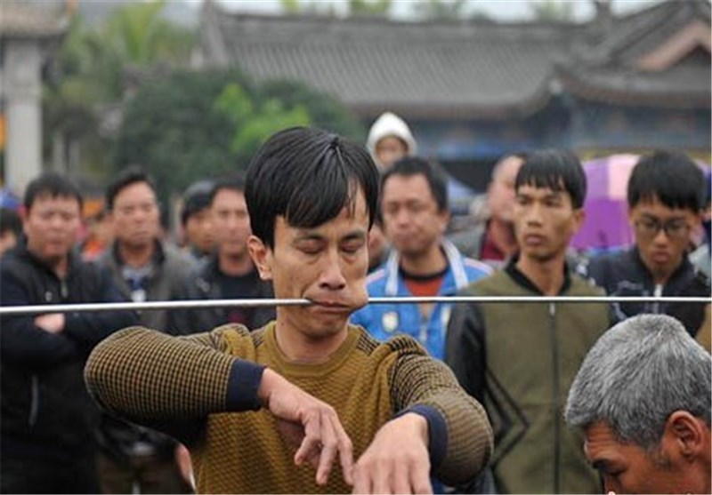 تصاویر/جشن هولناک فروکردن میله در صورت ایالت هاینان چین!