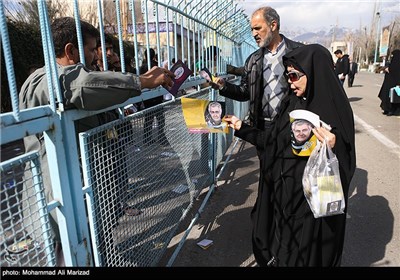 تبلیغات نامزد های انتخابات دهمین دوره مجلس شورای اسلامی و پنجمین مجلس خبرگان رهبری در محل نماز جمعه