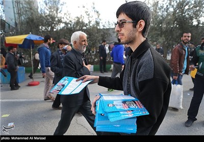 تبلیغات نامزد های انتخابات دهمین دوره مجلس شورای اسلامی و پنجمین مجلس خبرگان رهبری در محل نماز جمعه