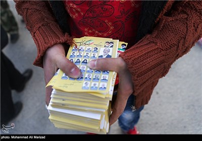 تبلیغات نامزد های انتخابات دهمین دوره مجلس شورای اسلامی و پنجمین مجلس خبرگان رهبری در محل نماز جمعه