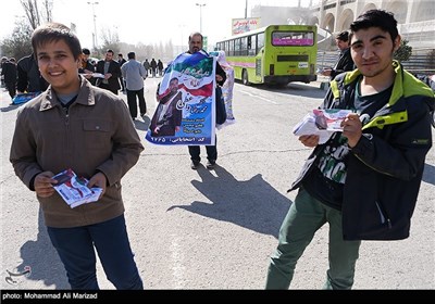 تبلیغات نامزد های انتخابات دهمین دوره مجلس شورای اسلامی و پنجمین مجلس خبرگان رهبری در محل نماز جمعه