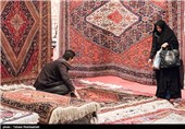 بانوی بافنده گیلانی فرش دستباف در جشنواره ملی گره زرین تجلیل شد