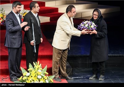 تقدیر از همسر مرحوم حسن فرسام پدر داروسازی نوین ایران