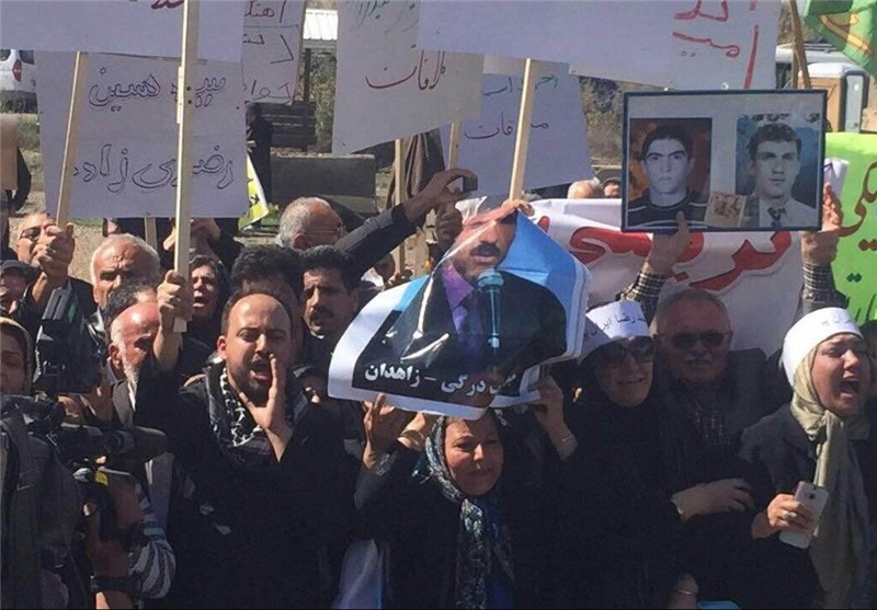 تجمع اعتراضی خانواده‌‌های اسیران گروهک منافقین در مقابل کمپ لیبرتی+فیلم و عکس
