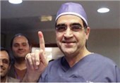 عکس/ وزیر بهداشت در حین عمل جراحی رأی خود را به صندوق انداخت
