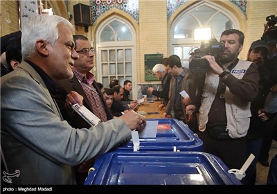 حضور مرضی طلایی در پای صندوق رأی انتخابات دهمین دوره مجلس شورای اسلامی و پنجمین دوره مجلس خبرگان رهبری - مسجد لرزاده