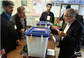 عکس/حاج منصور ارضی رأی خود را در صندوق انداخت