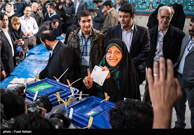 حضور معصومه ابتکار رئیس سازمان حفاظت محیط زیست در پای صندوق رأی انتخابات دهمین دوره مجلس شورای اسلامی و پنجمین دوره مجلس خبرگان رهبری - حسینیه ارشاد